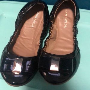Ann Taylor black patent bow flats